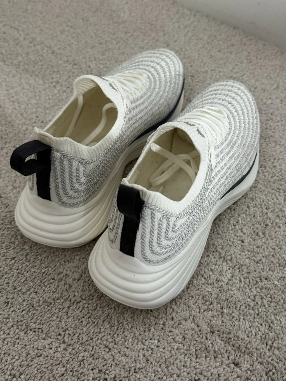 NWT APL Zipline ivory/harbor grey/slate size 7.5 women’s